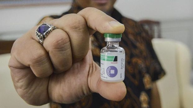 VAKSIN DIFTERI GUBERNUR JABAR Gubernur Jawa Barat Ahmad Heryawan menunjukan botol vaksin seusai melakukan vaksinasi Difteri di Gedung Pakuan, Bandung, Jawa Barat, Sabtu (6/1). Gubernur Jabar mengajak masyarakat untuk melakukan vaksin Difteri mengingat Jawa Barat merupakan salah satu daerah kejadian luar biasa (KLB) Difteri. ANTARA FOTO/Raisan Al Farisi/pd/18