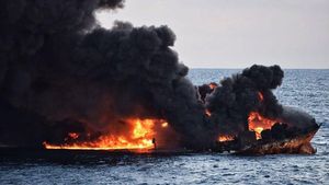 Penampakan Kapal Tanker Terbakar dan Tumpahkan Minyak ke Laut