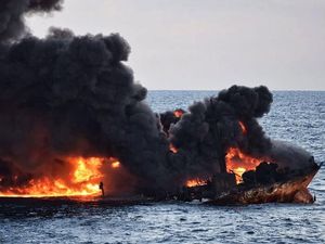 Penampakan Kapal Tanker Terbakar dan Tumpahkan Minyak ke Laut