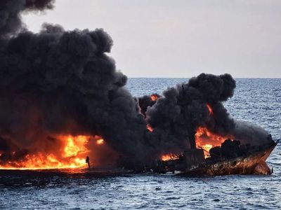 Penampakan Kapal Tanker Terbakar dan Tumpahkan Minyak ke Laut