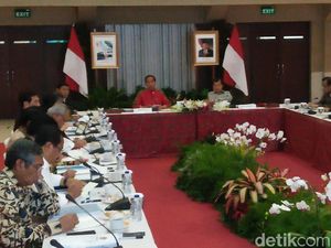 Berjaket Timnas, Jokowi Pimpin Ratas soal Citarum di Bandung