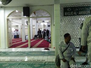 Ratusan Orang Melayat Habib Abdurrahman Kwitang di Masjid Al-Awwabin Ratusan Orang Melayat Habib Abdurrahman Kwitang di Masjid Al-Awwabin