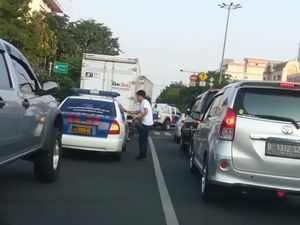 Viral Video Lawas Pria Gondrong Kembalikan Sampah ke Mobil Polisi