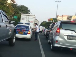 Viral Video Lawas Pria Gondrong Kembalikan Sampah ke Mobil Polisi