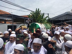 Jenazah Habib Kwitang Dibawa ke Masjid Ar-Riyadh untuk Dimakamkan