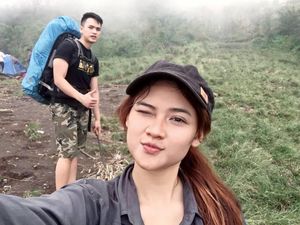 Bugar Banget, Pramugari Cantik Ini Hobinya Olahraga dan Naik Gunung