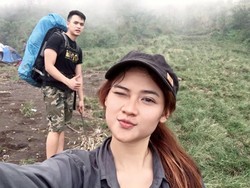 Bugar Banget, Pramugari Cantik Ini Hobinya Olahraga dan Naik Gunung