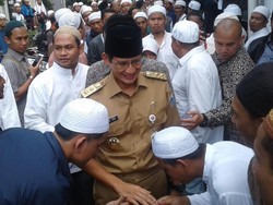 Anies-Sandi Hadiri Pemakaman Habib Kwitang