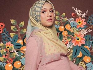 5 Artis Jual Scarf Bermotif yang Tren untuk Hijabers 5 Artis Jual Scarf Bermotif yang Tren untuk Hijabers