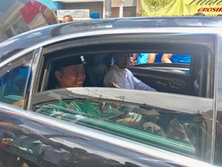 Menuju Tasikmalaya, Jokowi Semobil dengan Bupati Uu