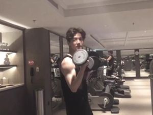 Luhan dan Pacar Kepergok Kunjungi Toko Gaun Pernikahan