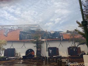 Petugas Masih Padamkan Sisa Api di Museum Bahari Petugas Masih Padamkan Sisa Api di Museum Bahari