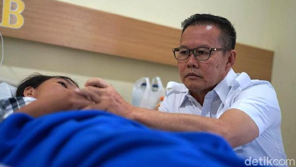 Bupati Lahat Aswari Rivai Jenguk Korban Jatuhnya Selasar BEI