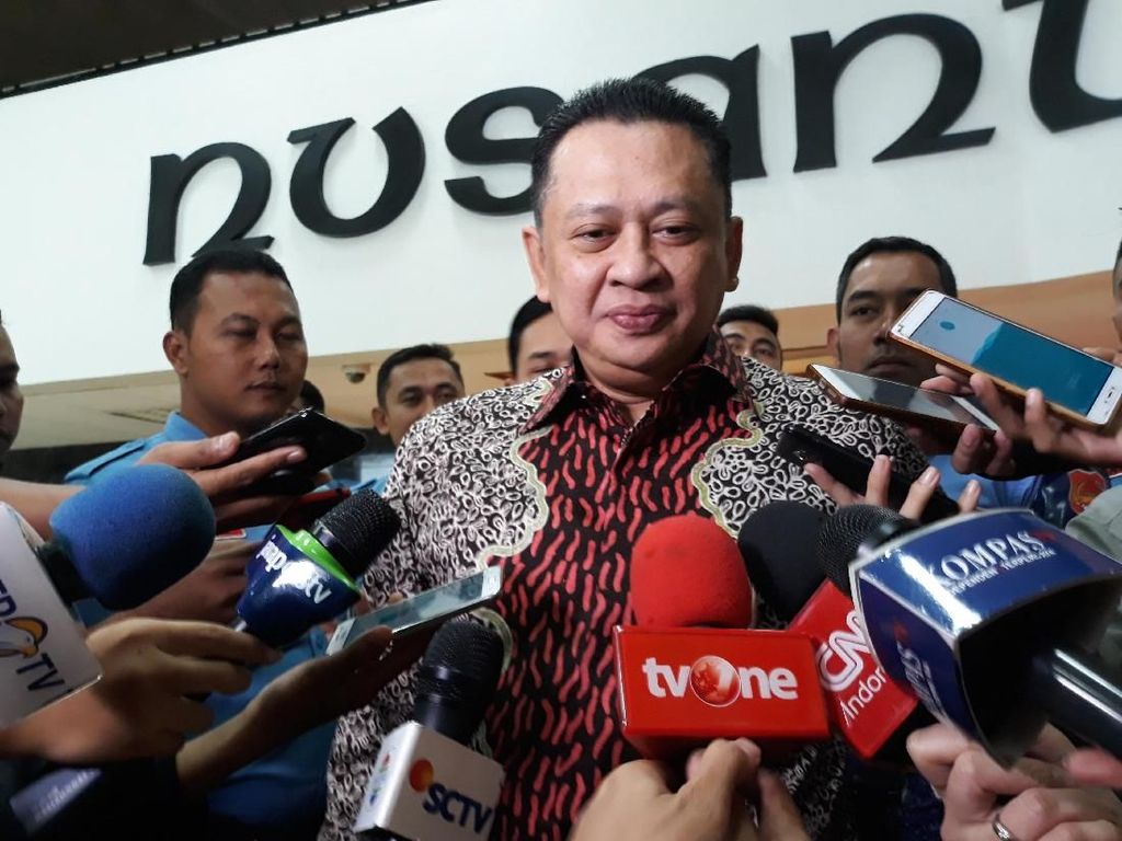 4 Hari Menjabat, Bamsoet Didemo agar Lengser dari Kursi Ketua DPR 4 Hari Menjabat, Bamsoet Didemo agar Lengser dari Kursi Ketua DPR