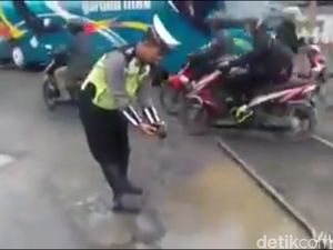 Ketika Polisi Protes Jalan Rusak Dengan Lepas Ikan di Lubang Jalan