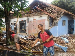 Hujan Deras dan Angin Kencang, Sebuah Rumah di Pekalongan Roboh