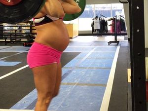 Cerita Bunda Tetap Olahraga Angkat Beban Meski Hamil Besar