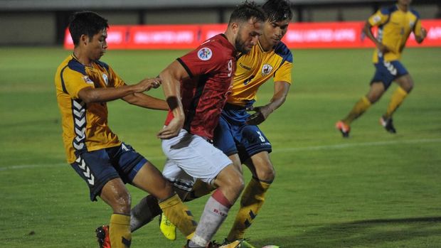 Ilija Spasojevic (tengah) pernah berkarier di Liga Super Malaysia bersama Marko Simic.