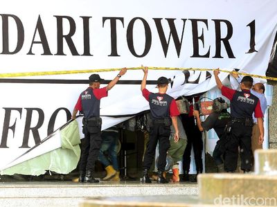 Foto: Suasana Depan Gedung BEI Pasca Selasar Ambruk