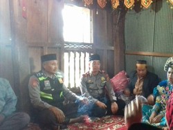 Berduaan di Kebun Rambutan, Pasangan Ini Dinikahkan Tokoh Adat