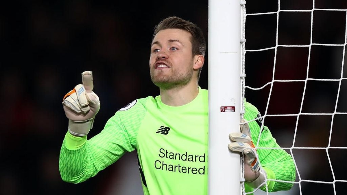 Simon Mignolet, kiper Liverpool yang kini sedang lebih banyak berada di bangku cadangan (Foto: Bryn Lennon/Getty Images)