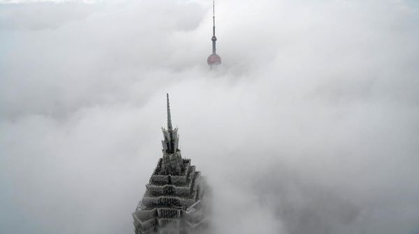 Saat Menara Pencakar Langit di China Muncul dari Balik Kabut