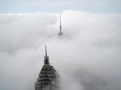 Saat Menara Pencakar Langit di China Muncul dari Balik Kabut