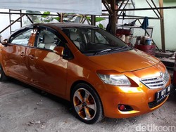 Video: Brumm! Mobil Bermuka Dua Hebohkan Bandung