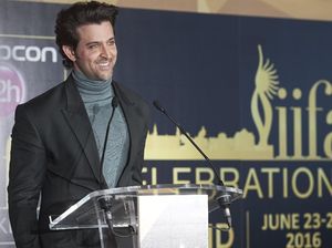 Virus Corona Buat Hrithik Roshan Tinggal Bareng Mantan Istrinya