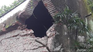 Foto: Tembok Keraton Surakarta yang Ambruk dan Timpa Warung