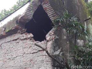 Foto: Tembok Keraton Surakarta yang Ambruk dan Timpa Warung