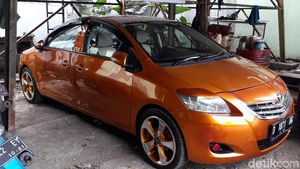 Penampakan Mobil Bermuka Dua di Bengkel Bandung