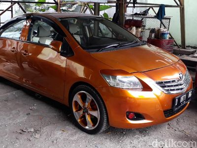 Penampakan Mobil Bermuka Dua di Bengkel Bandung