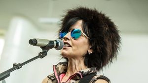 Foto: Mengenang Gaya Khas Dolores ORiordan Vokalis The Cranberries