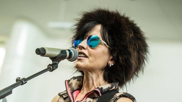 Foto: Mengenang Gaya Khas Dolores ORiordan Vokalis The Cranberries