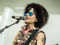 Cerita Pemotretan Pertama Dolores ORiordan Bersama The Cranberries