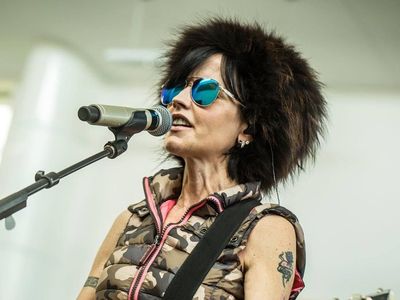 Foto: Mengenang Gaya Khas Dolores ORiordan Vokalis The Cranberries