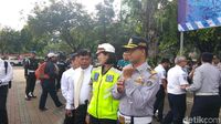 Foto: Anies Berseragam Dishub di Monas dan Saat Tinjau Museum Bahari