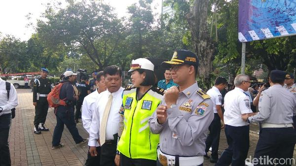 Foto: Anies Berseragam Dishub di Monas dan Saat Tinjau Museum Bahari