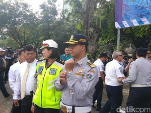 Foto: Anies Berseragam Dishub di Monas dan Saat Tinjau Museum Bahari