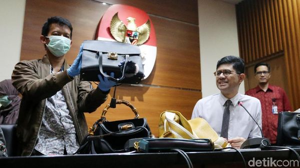 Foto: Tas-tas Bupati Rita yang Diduga Pencucian Uang: LV Hingga Gucci
