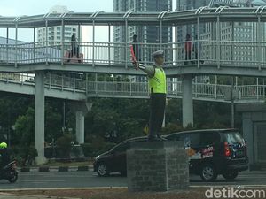Ada Patung Polisi di Semanggi, Buat Apa Ya? Ada Patung Polisi di Semanggi, Buat Apa Ya?