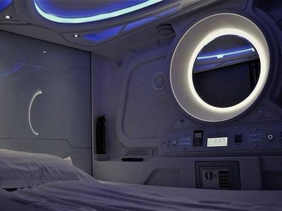 Foto: Menginap di Kapsul Ala Luar Angkasa, Bisa!