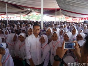 Didampingi Khofifah, Jokowi Bagikan 1.771 KIP di Banjar Jabar