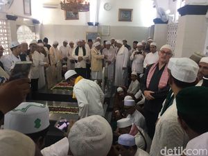 Habib Kwitang Dimakamkan, Anies Harap Majelis Taklimnya Tetap Eksis