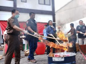 Kejari Tanjung Perak Bakar 10 Kg Ganja dan 823 Gram Sabu