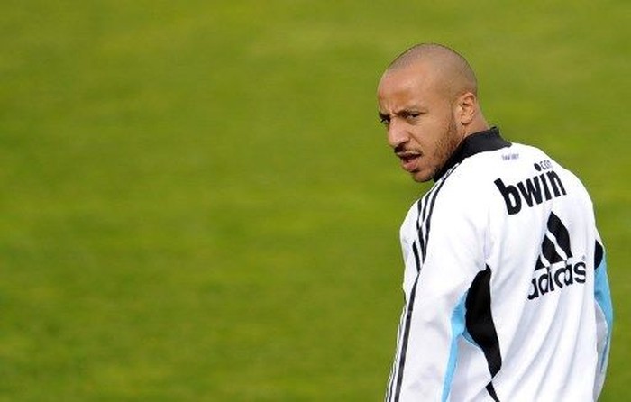Real Madrids French midfielder Julien Faubert attends a training session in Madrid on April 30, 2009. Real Madrid will play El Clasico match against arch-rivals Barcelona on May 02, 2009, a crucial match in deciding the league title this season, as Real are just four points behind the Catalan giants at the top of the table with just five matches to play.  AFP PHOTO/ PIERRE-PHILIPPE MARCOU / AFP PHOTO / PIERRE-PHILIPPE MARCOU