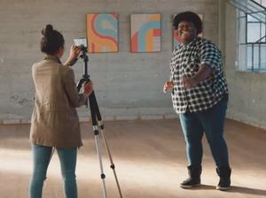 Beragam Reaksi Spontan Ketika Orang Dipuji Cantik