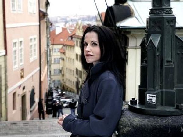 Siapakah Dolores ORiordan di Luar The Cranberries?