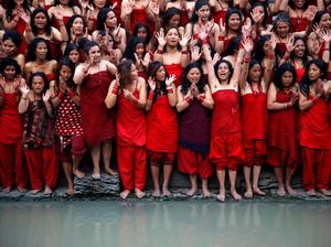 Mengintip Wanita Nepal Mandi Suci di Festival Swasthani Brata Katha